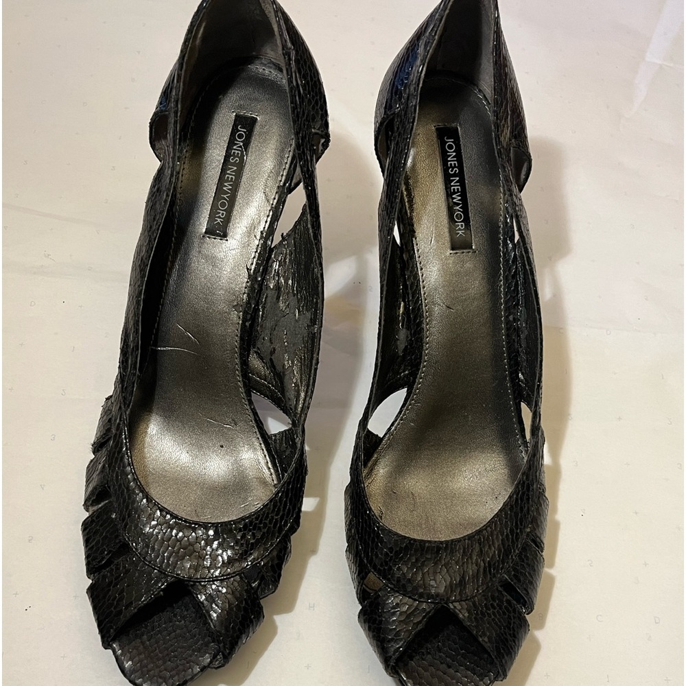 Jones New York women 4 inch heel size 12  m width shoe, in black.
